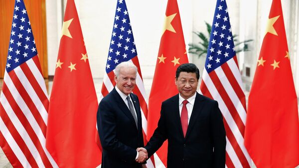Chủ tịch Cộng hòa Nhân dân Trung Hoa Tập Cận Bình và Phó Tổng thống Joe Biden tại Bắc Kinh, 2013 - Sputnik Việt Nam