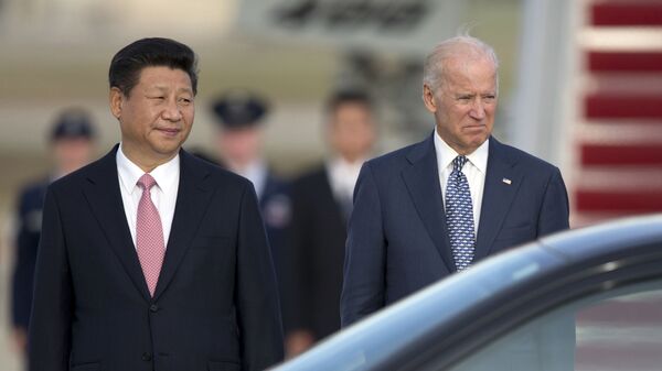 Chủ tịch nước Cộng hòa Nhân dân Trung Hoa Tập Cận Bình và Phó Tổng thống Hoa Kỳ Joe Biden tại Washington, năm 2015. - Sputnik Việt Nam