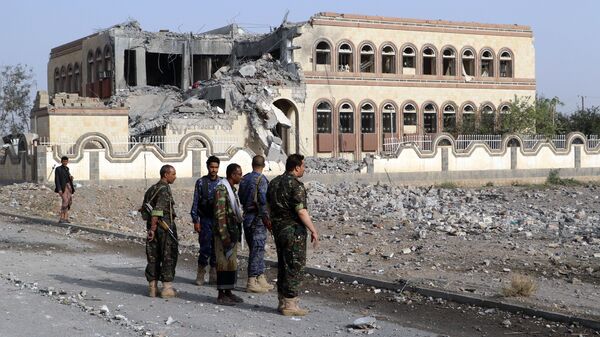 Toà nhà công sở ở thành phố Sa'ada, Yemen bị hư hại do cuộc không kích từ phía Saudi Arabia. - Sputnik Việt Nam