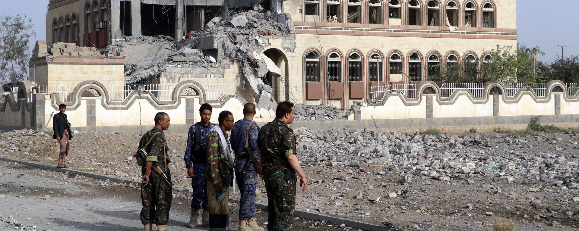 Toà nhà công sở ở thành phố Sa'ada, Yemen bị hư hại do cuộc không kích từ phía Saudi Arabia. - Sputnik Việt Nam, 1920, 23.03.2021