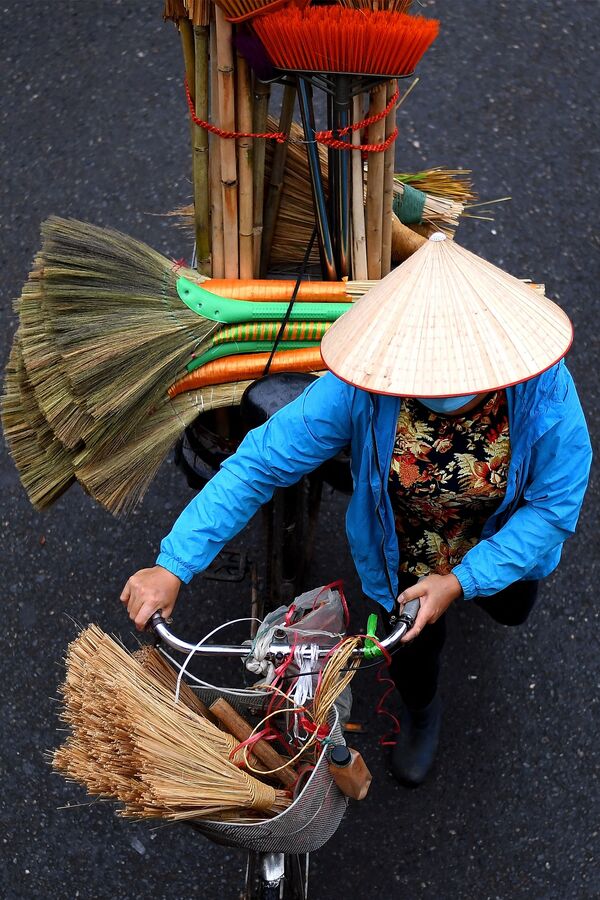 Hàng chổi trên xe đạp ở Hà Nội - Sputnik Việt Nam
