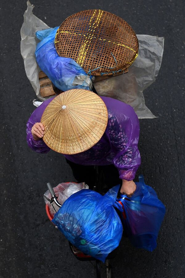 Hàng tạp hóa trên xe đạp ở Hà Nội - Sputnik Việt Nam