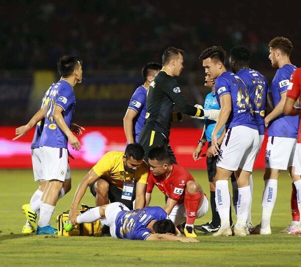 Tiền vệ Đỗ Hùng Dũng (Hà Nội FC) bị chấn thương nặng sau pha vào bóng nguy hiểm của Ngô Hoàng Thịnh (TP. Hồ Chí Minh) - Sputnik Việt Nam