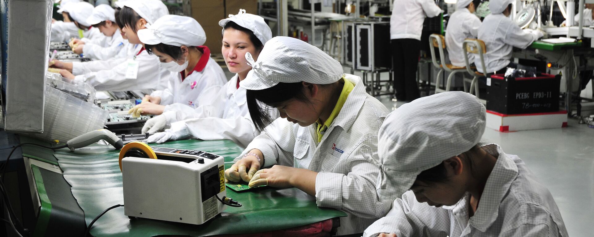Công nhân làm việc trong phân xưởng của nhà máy Foxconn Technology Group ở Thâm Quyến, Trung Quốc - Sputnik Việt Nam, 1920, 28.05.2021