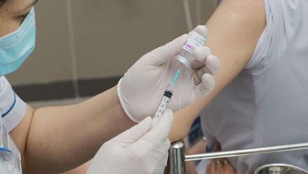 Mũi vaccine đầu tiên được tiêm cho các nhân viên y tế tuyến bệnh viện quận, huyện tại Thành phố Hồ Chí Minh. - Sputnik Việt Nam