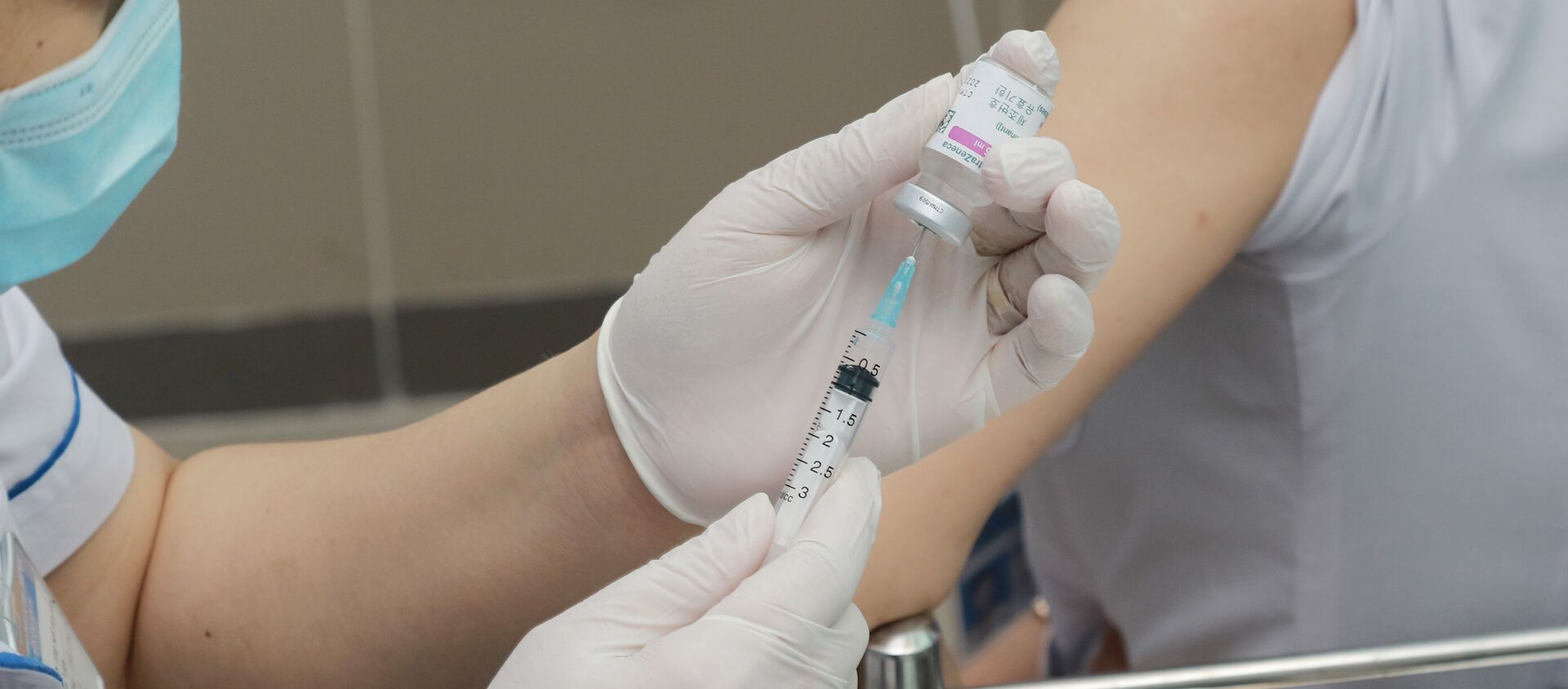 Mũi vaccine đầu tiên được tiêm cho các nhân viên y tế tuyến bệnh viện quận, huyện tại Thành phố Hồ Chí Minh. - Sputnik Việt Nam, 1920, 25.03.2021