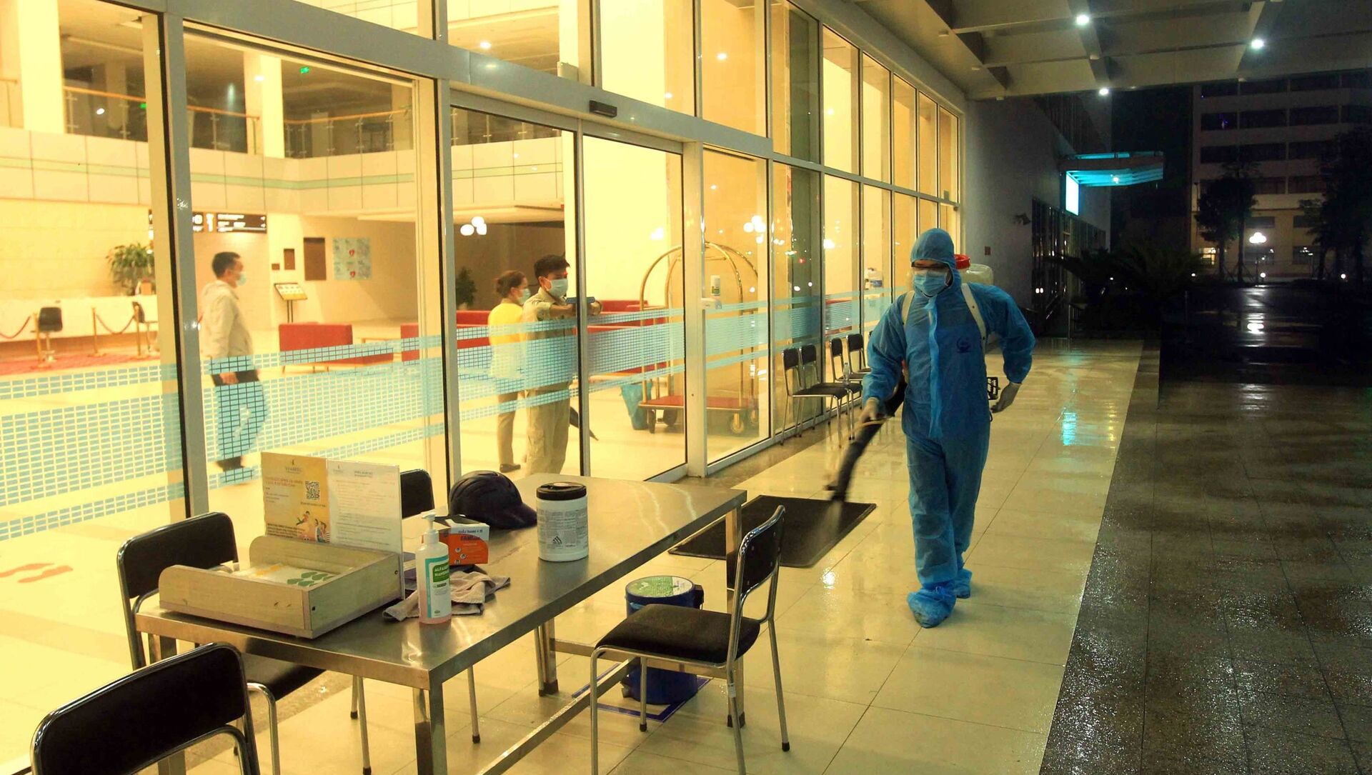 Nhân viên y tế phun thuốc khử trùng tiêu độc ngay trong đêm tại Bệnh viện quốc tế Vinmec Hải Phòng. - Sputnik Việt Nam, 1920, 28.03.2021
