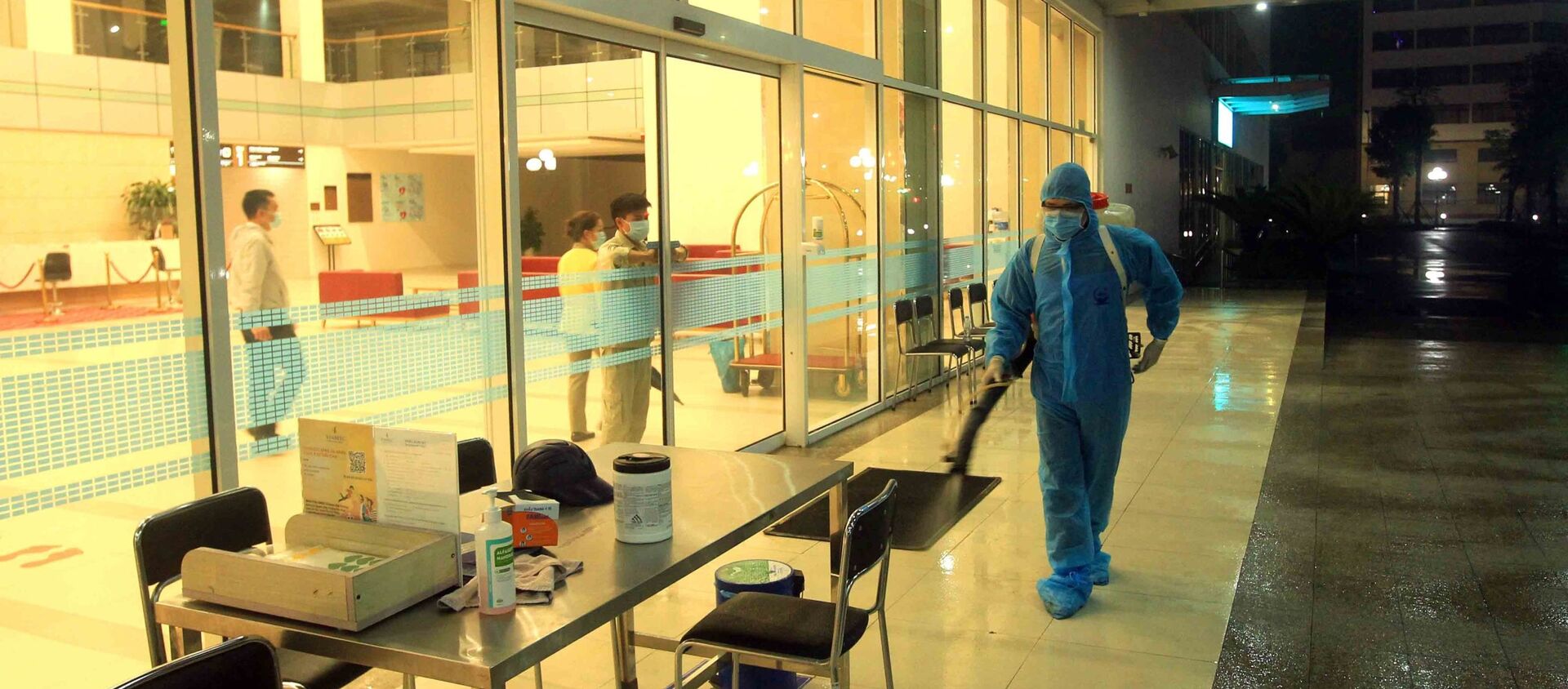 Nhân viên y tế phun thuốc khử trùng tiêu độc ngay trong đêm tại Bệnh viện quốc tế Vinmec Hải Phòng. - Sputnik Việt Nam, 1920, 26.03.2021