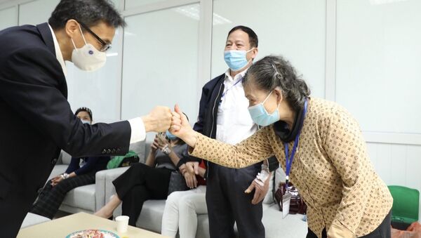Phó Thủ tướng Vũ Đức Đam thăm, động viên nghiên cứu viên, tình nguyện viên tiêm thử nghiệm vaccine Nano Covax phòng COVID-19 giai đoạn hai - Sputnik Việt Nam