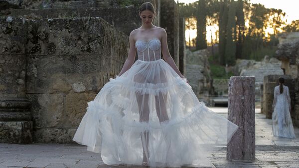 Người mẫu trình diễn tác phẩm của Inma Castrejon trong Tuần lễ thời trang Andalusian Code'41 ở Seville, Tây Ban Nha. - Sputnik Việt Nam