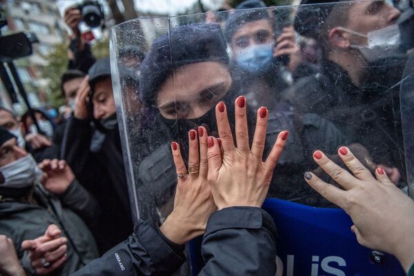 Phụ nữ Thổ Nhĩ Kỳ biểu tình phản đối việc Thổ Nhĩ Kỳ rút khỏi Công ước Istanbul (Thỏa thuận quốc tế bảo vệ phụ nữ) - Sputnik Việt Nam