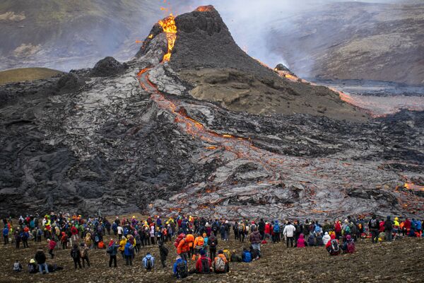 Những người xem núi lửa phun trào ở Iceland - Sputnik Việt Nam