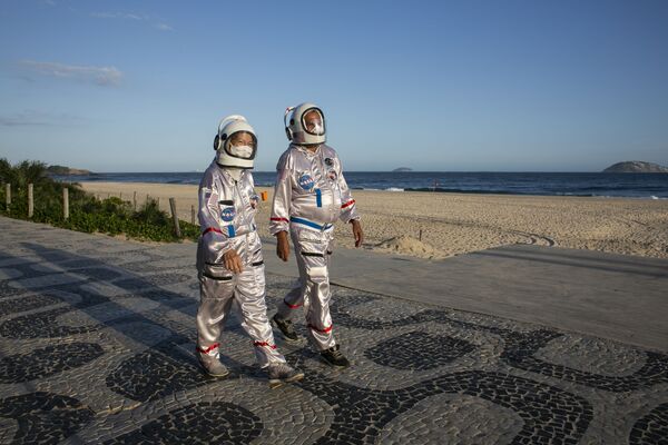 Hai người mặc trang phục phi hành gia đi dạo trên bãi biển Ipanema ở Rio de Janeiro, Brazil - Sputnik Việt Nam