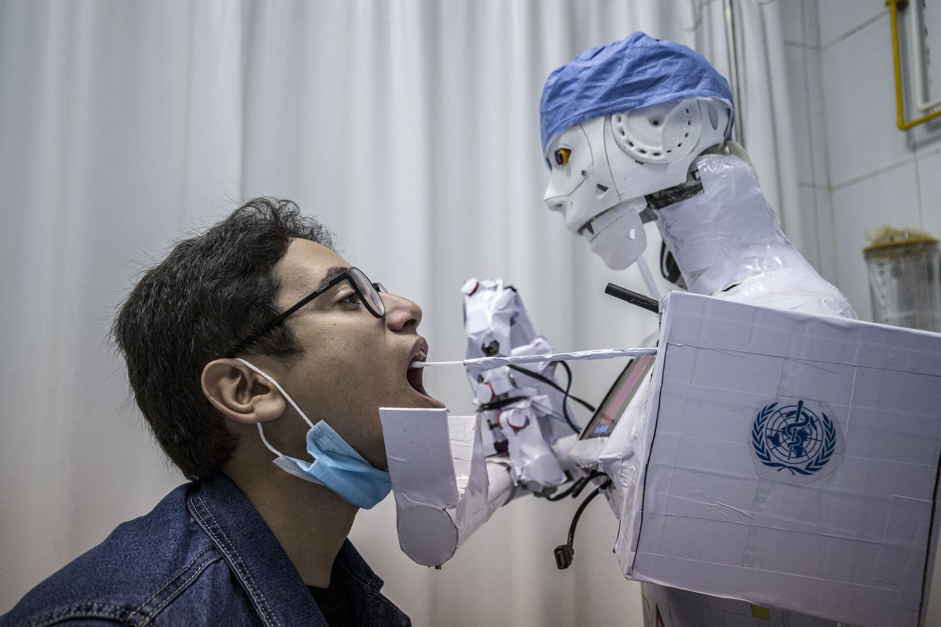 Robot lấy dịch xét nghiệm coronavirus tại bệnh viện ở Ai Cập - Sputnik Việt Nam, 1920, 05.10.2021