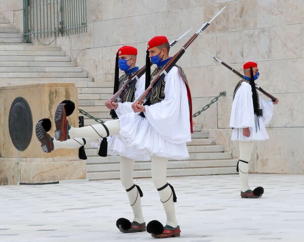 Đội lính gác tại Mộ Người lính Vô danh trên Quảng trường Syntagma ở Athens - Sputnik Việt Nam