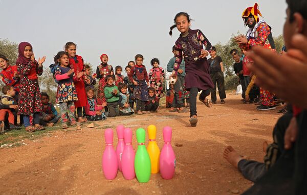 Trẻ em chơi đùa trong trại tị nạn ở Syria - Sputnik Việt Nam