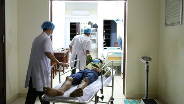 Các y, bác sĩ của Trung tâm Y tế đảo Trường Sa, huyện đảo Trường Sa, tỉnh Khánh Hòa tiếp nhận và cấp cứu cho bệnh nhân bị đột quỵ não. - Sputnik Việt Nam