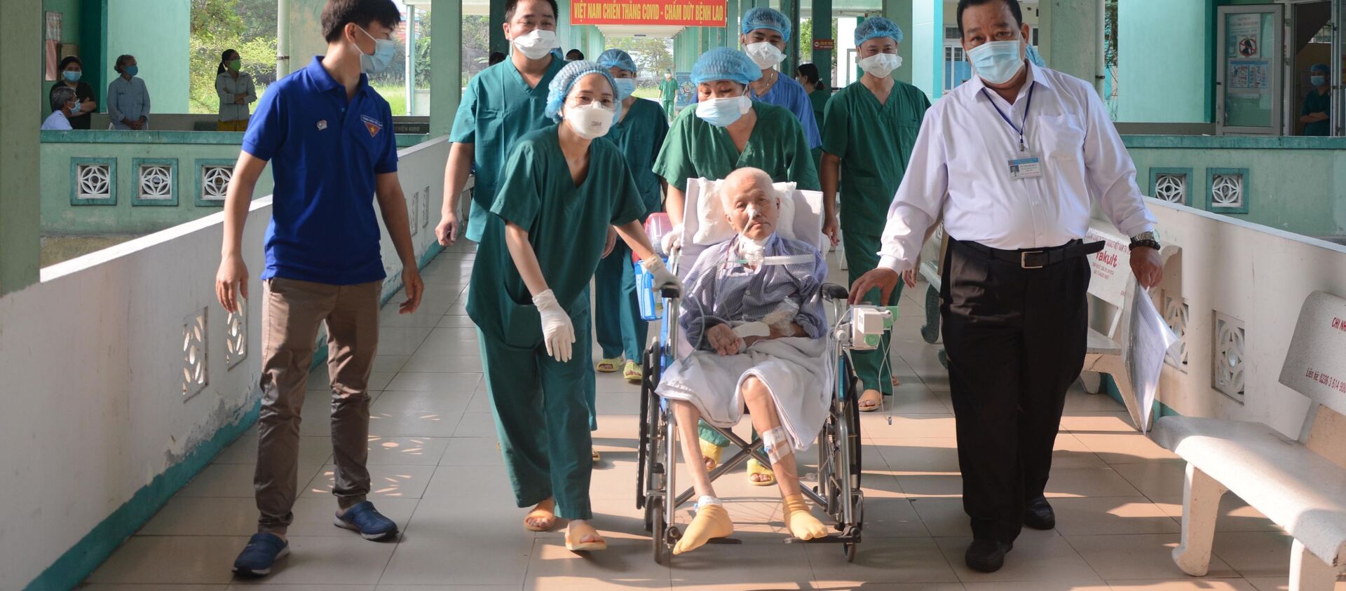 Sau khi được công bố khỏi bệnh, bệnh nhân COVID-19 số 1536 được chuyển vào TP Hồ Chí Minh để tiếp tục điều trị. - Sputnik Việt Nam, 1920, 27.03.2021
