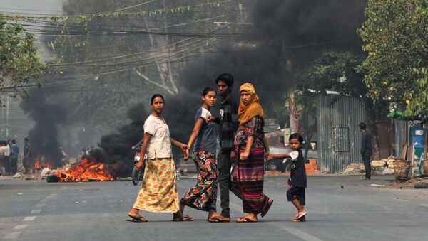 Người dân trên đường phố với chướng ngại vật cháy trong cuộc biểu tình chống đảo chính quân sự ở Mandalay, Myanmar. - Sputnik Việt Nam