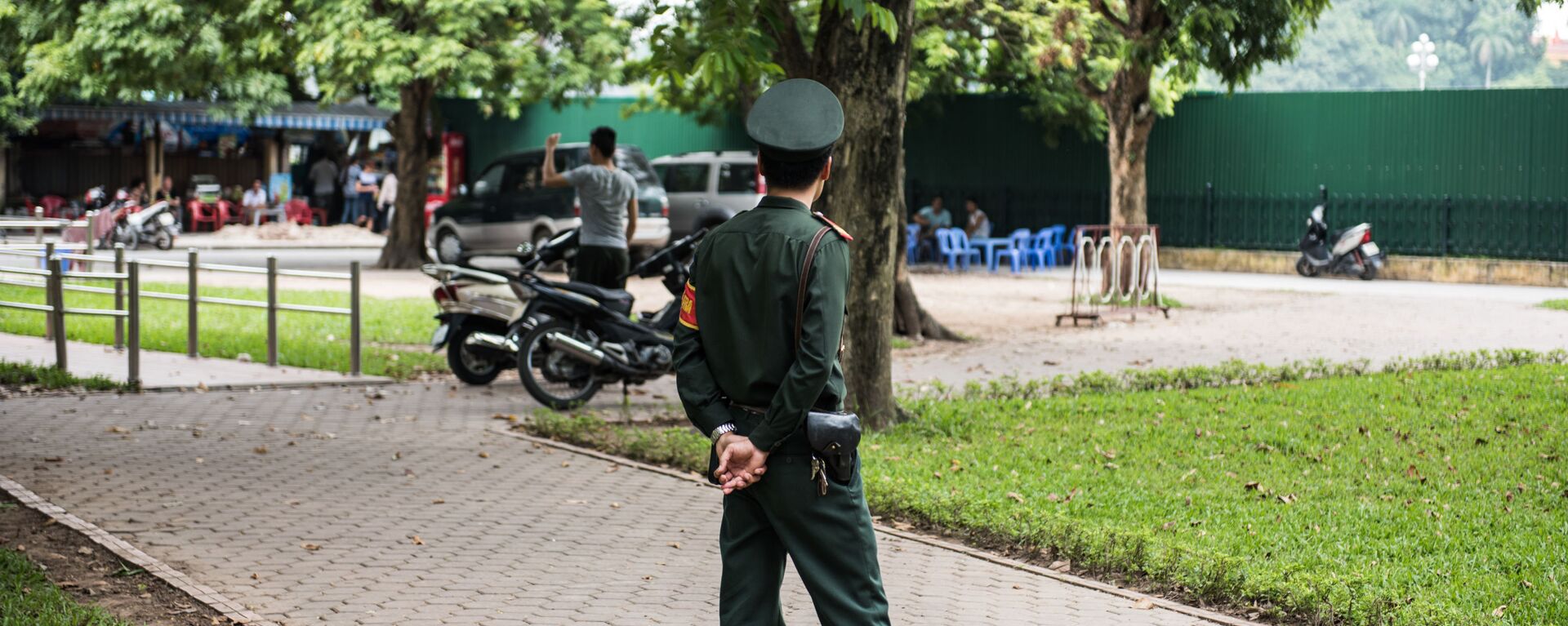 Nhân viên cảnh sát trên đường phố Hà Nội. - Sputnik Việt Nam, 1920, 06.03.2024