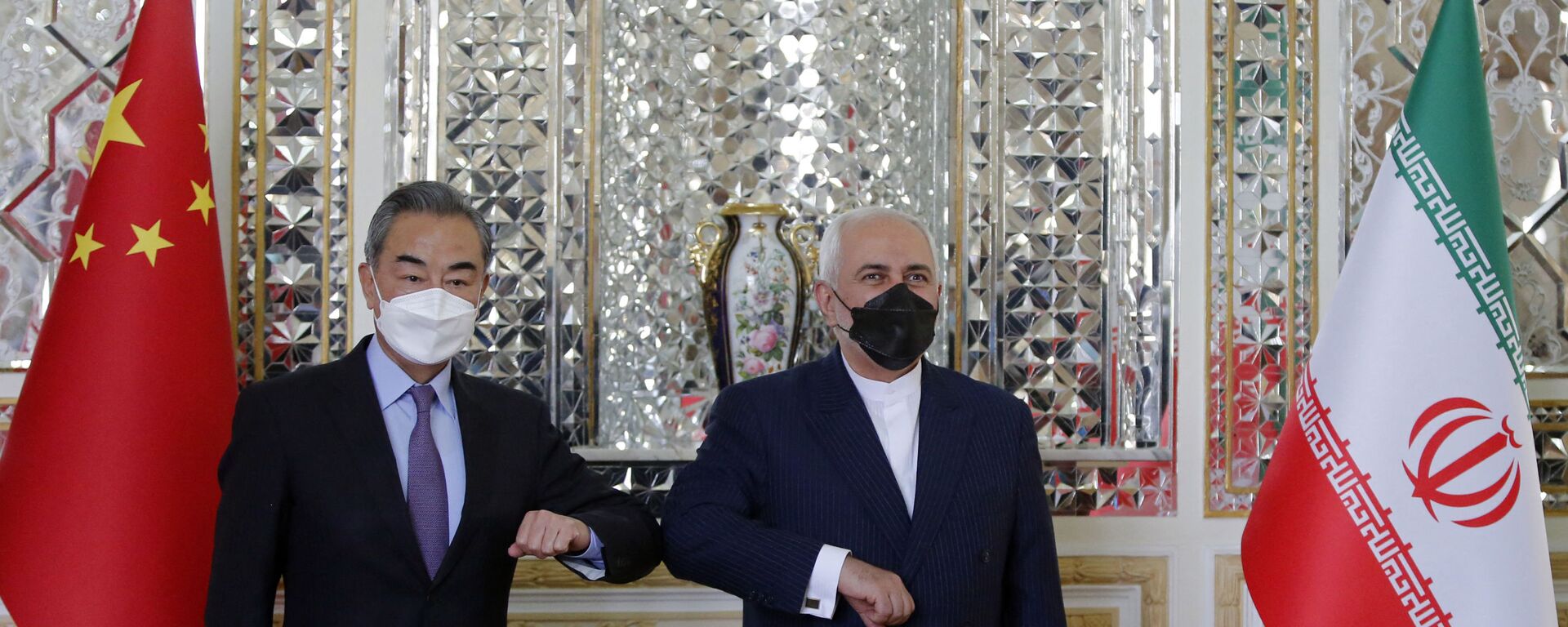  Bộ trưởng Ngoại giao Iran Mohammad Javad Zarif chào mừng người đồng cấp Trung Quốc Vương Nghị đến thăm Tehran, thủ đô Iran. - Sputnik Việt Nam, 1920, 11.11.2021