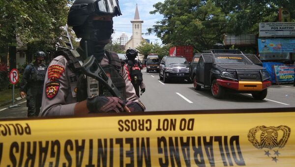 Cảnh sát tại hiện trường vụ nổ bên ngoài một nhà thờ Công giáo ở Indonesia - Sputnik Việt Nam