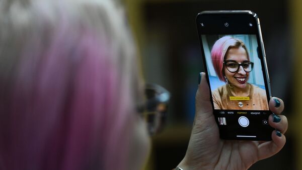 Cô gái chụp ảnh tự sướng trên điện thoại thông minh iPhone X mới của Apple - Sputnik Việt Nam