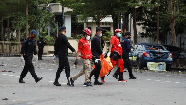 Nhân viên Hội Chữ thập đỏ mang  chiếc túi chứa mảnh di thể nạn nhân của vụ nổ gần nhà thờ Công giáo ở Indonesia - Sputnik Việt Nam