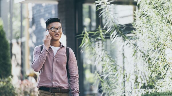 Một thanh niên đang cầm điện thoại trên tay. - Sputnik Việt Nam