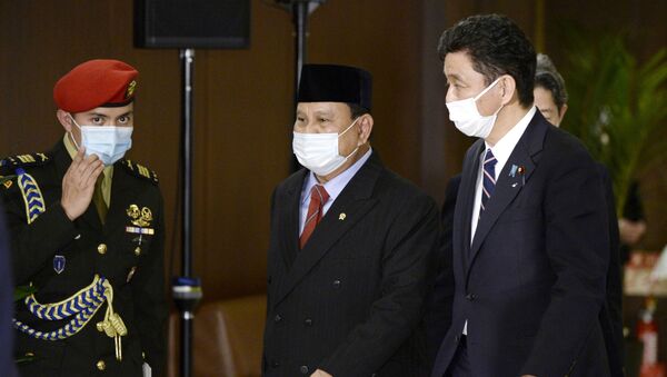 Bộ trưởng Quốc phòng Nhật Bản Kishi Nobuo (phải) và Bộ trưởng Quốc phòng Prabovo Subianto của Indonesia sau lễ ký kết thỏa thuận theo phương thức hai cộng hai. - Sputnik Việt Nam