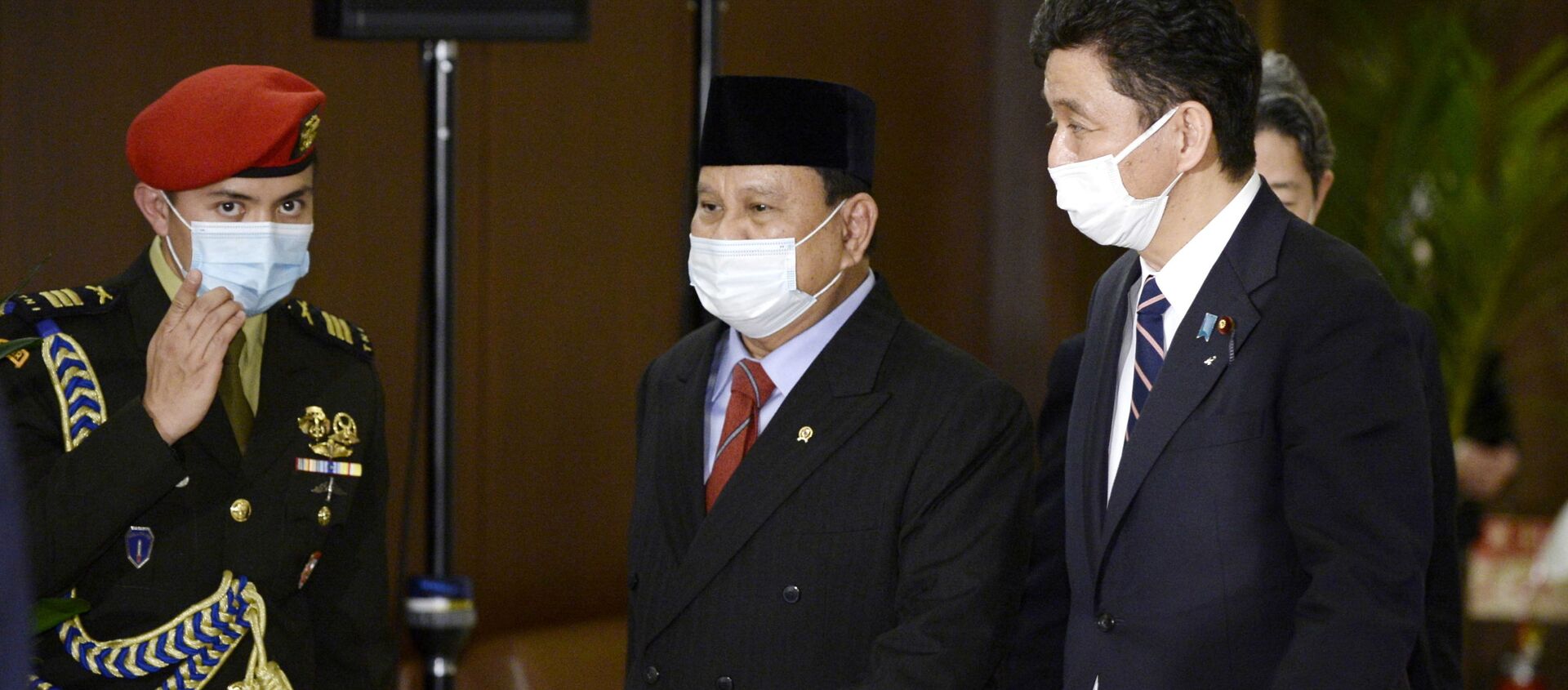 Bộ trưởng Quốc phòng Nhật Bản Kishi Nobuo (phải) và Bộ trưởng Quốc phòng Prabovo Subianto của Indonesia sau lễ ký kết thỏa thuận theo phương thức hai cộng hai. - Sputnik Việt Nam, 1920, 30.03.2021