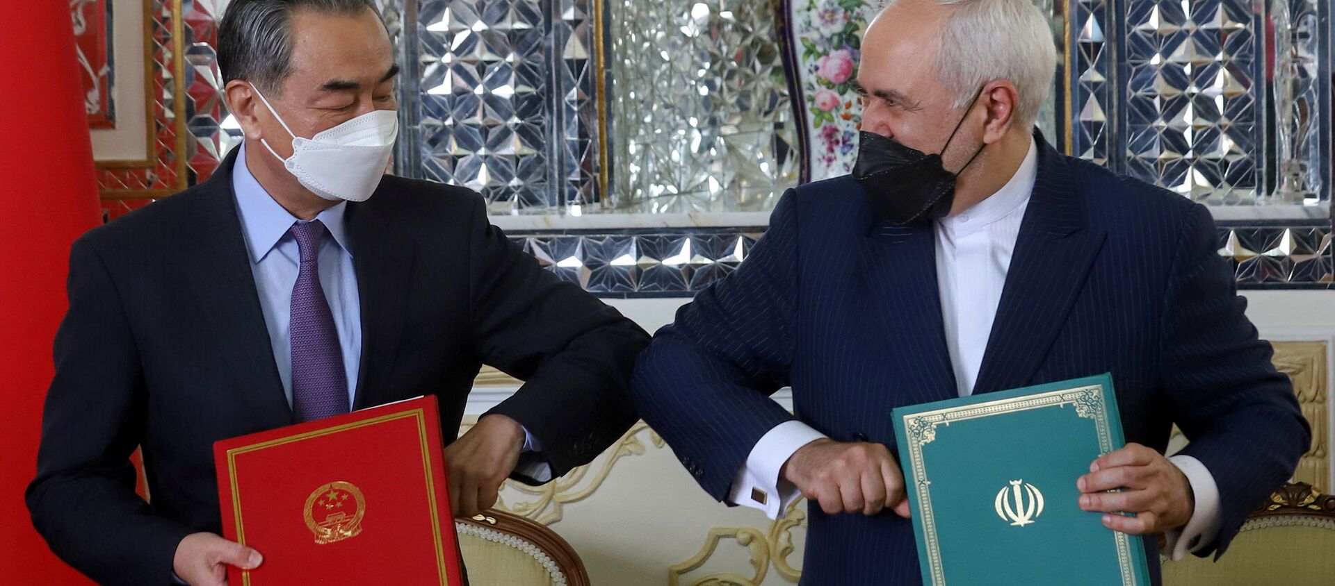 Bộ trưởng Ngoại giao Trung Quốc Vương Nghị và Bộ trưởng Ngoại giao Iran Mohammad Javad Zarif tại lễ ký kết thỏa thuận hợp tác 25 năm ở Tehran. - Sputnik Việt Nam, 1920, 30.03.2021