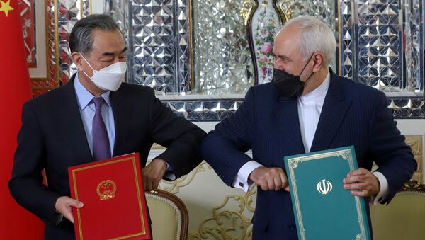 Bộ trưởng Ngoại giao Trung Quốc Vương Nghị và Bộ trưởng Ngoại giao Iran Mohammad Javad Zarif tại lễ ký kết thỏa thuận hợp tác 25 năm ở Tehran. - Sputnik Việt Nam