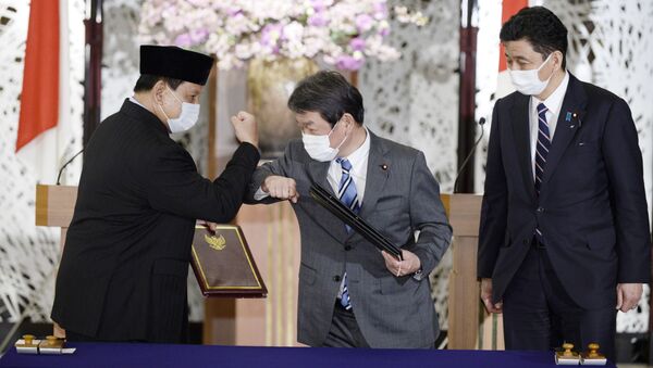 Bộ trưởng Ngoại giao Nhật Bản Toshimitsu Motegi và Bộ trưởng Quốc phòng Indonesia Prabowo Subianto tại lễ ký hiệp định theo định dạng hai cộng hai giữa Nhật Bản và Indonesia. - Sputnik Việt Nam