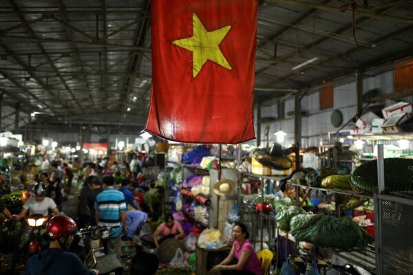 Quốc kỳ Việt Nam, chợ ở Hà Nội. - Sputnik Việt Nam