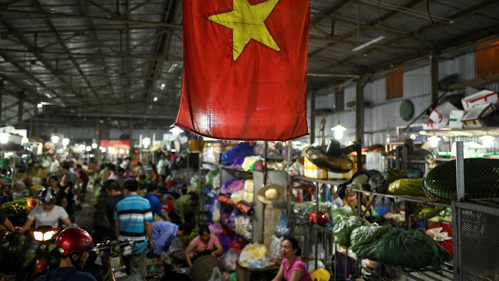 Quốc kỳ Việt Nam, chợ ở Hà Nội. - Sputnik Việt Nam, 1920, 10.04.2021
