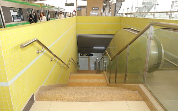 Hệ thống cầu thang bộ và cầu thang cuốn được thiết kế hai bên làn đường sắt. - Sputnik Việt Nam