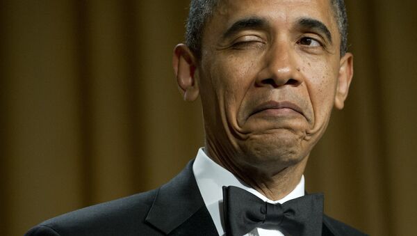 Tổng thống Hoa Kỳ Barack Obama nháy mắt khi kể giai thoại về nơi sinh của mình trong bữa tối với Hiệp hội Phóng viên Nhà Trắng ở Washington, 2012 - Sputnik Việt Nam