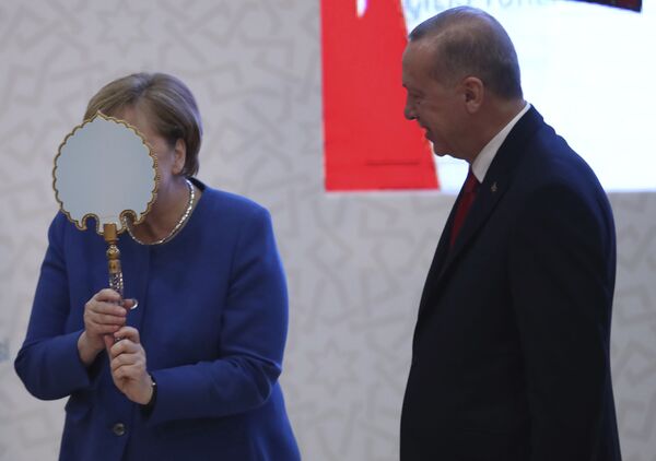 Thủ tướng Đức Angela Merkel đùa với chiếc gương do Tổng thống Thổ Nhĩ Kỳ Recep Tayyip Erdogan tặng ở Istanbul, 2020 - Sputnik Việt Nam