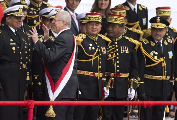 Tổng thống Peru Pedro Pablo Kuczynski nói đùa trong một cuộc diễu hành quân sự ở Lima, 2016 - Sputnik Việt Nam