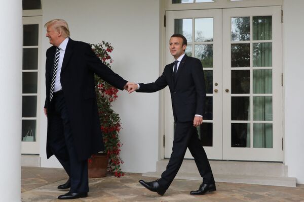 Tổng thống Mỹ Donald Trump đùa giỡn nắm tay Tổng thống Emmanuel Macron tại Nhà Trắng, 2018 - Sputnik Việt Nam