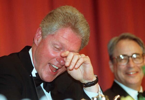 Tổng thống Mỹ Bill Clinton cười ra nước mắt sau trò đùa của diễn viên hài Al Franken, 1996 - Sputnik Việt Nam