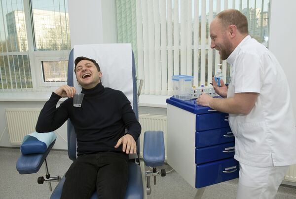 Ứng cử viên tổng thống Ukraina Volodymyr Zelenskiy cười khi xét nghiệm máu, năm 2019 - Sputnik Việt Nam