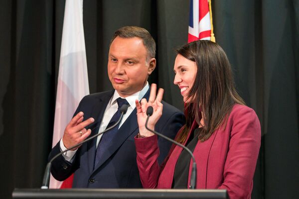 Tổng thống Ba Lan Andrzej Duda và Thủ tướng New Zealand Hasinda Ardern nói đùa về số lượng chữ ký tại lễ ký kết ở Auckland, 2018 - Sputnik Việt Nam