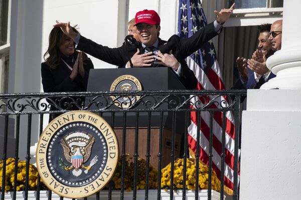 Tổng thống Hoa Kỳ Donald Trump đùa giỡn ôm vận động viên bóng chày Kurt Suzuki của đội Nationals  Washington trong sự kiện mừng vô địch World Series 2019 tại Nhà Trắng - Sputnik Việt Nam