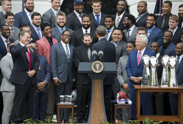 Huấn luyện viên đội bóng đá đội New England Patriots, Bill Belichick không hưởng ứng trò đùa của Tổng thống Barack Obama trong buổi lễ ở Bãi cỏ phía Nam Nhà Trắng, Washington, 2015 - Sputnik Việt Nam