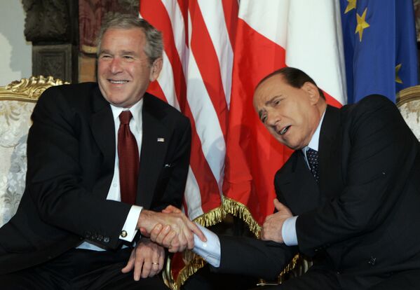 Tổng thống Mỹ George W. Bush và Thủ tướng Ý Silvio Berlusconi nói đùa trong cuộc gặp ở Rome, 2008 - Sputnik Việt Nam