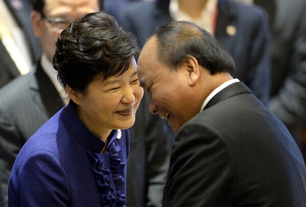 Tổng thống Hàn Quốc Park Geun-hye và Thủ tướng Việt Nam Nguyễn Xuân Phúc cười sảng khoái tại Hội nghị Cấp cao ASEAN tại Lào - Sputnik Việt Nam