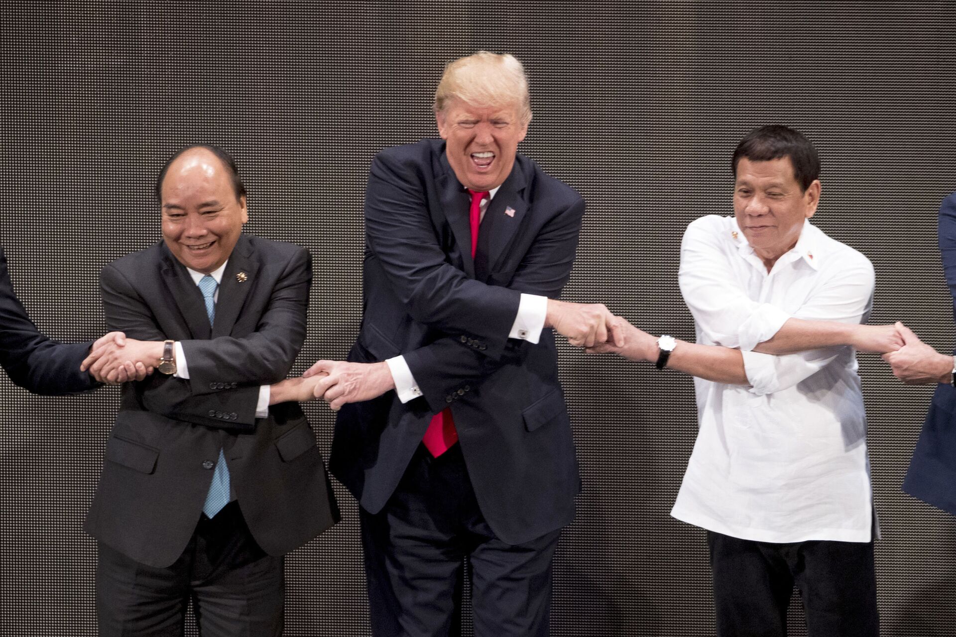 Tổng thống Mỹ Donald Trump, Thủ tướng Việt Nam Nguyễn Xuân Phúc và Tổng thống Philippines Rodrigo Duterte trong buổi “Cái bắt tay của ASEAN” tại Lễ khai mạc Hội nghị Cấp cao ASEAN ở Manila, Philippines - Sputnik Việt Nam, 1920, 05.10.2021