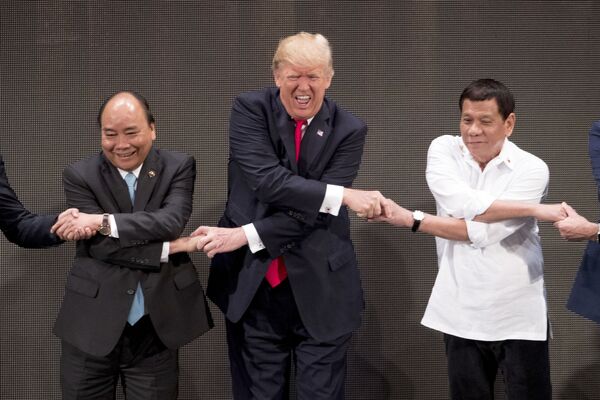 Tổng thống Mỹ Donald Trump, Thủ tướng Việt Nam Nguyễn Xuân Phúc và Tổng thống Philippines Rodrigo Duterte trong buổi “Cái bắt tay của ASEAN” tại Lễ khai mạc Hội nghị Cấp cao ASEAN ở Manila, Philippines - Sputnik Việt Nam